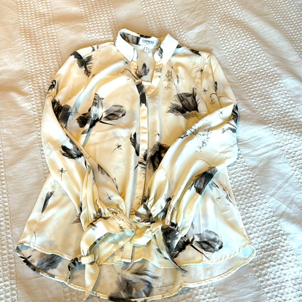 Express tie long sleeve floral blouse M
